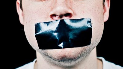 Usa el silencio y el tiempo como táctica